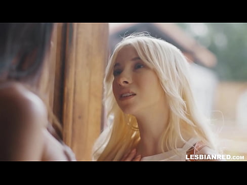 ❤️ Κορίτσι επιστρέφει στο σπίτι μετά από μερικούς μήνες και καταλήγει να τρώει το μουνί της μητριάς της ☑ Πορνό βίντεο